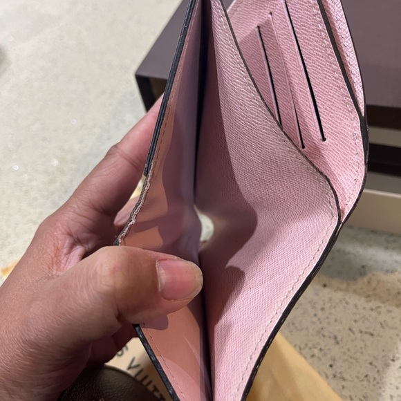 LV wallet 💯 % Authentic - Picture 8 of 11